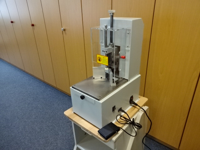 Eckenrundstoßmaschine