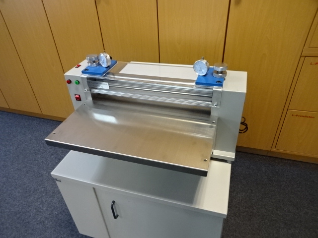 Stanz- und Rillmaschine